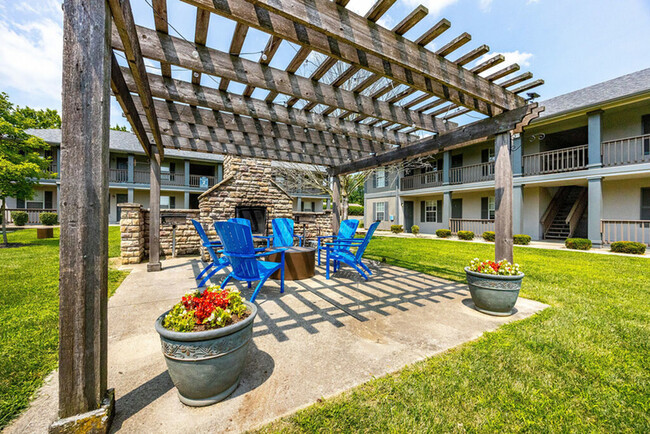 Espacio verde abierto al aire libre en The Commons Student Apartments en Oxford, OH - The Commons