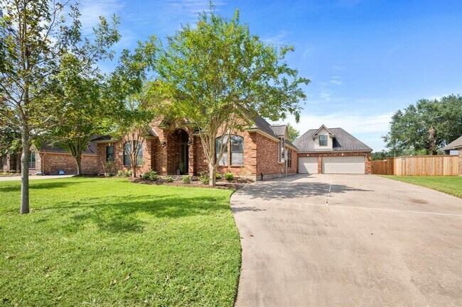 Building Photo - 111 Deerwood Dr