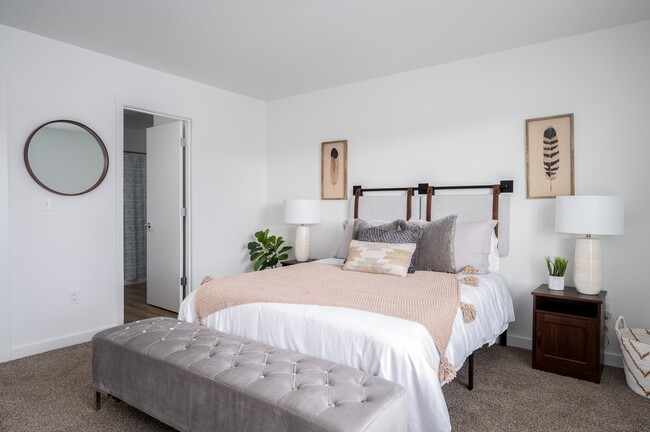 Dormitorio con vista a la ciudad de Oregon - Timberview Apartments