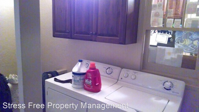 Building Photo - 4 br, 2 bath House - 1373 West midvalley road