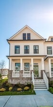 Building Photo - 2061 Oakwood Ave