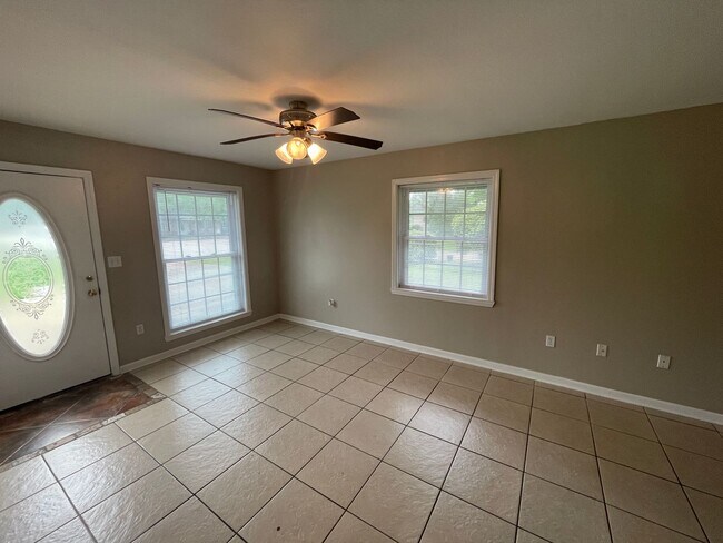 Foto del edificio - 3 BEDROOM READY TO MOVE-IN