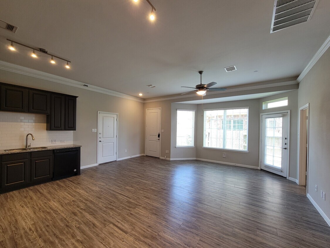 Foto principal - 7486 Woo St