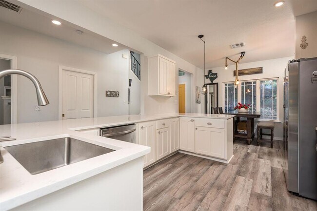 Foto del edificio - 18607 Lakeland Dr