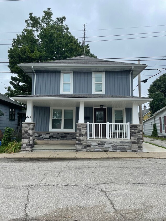 Primary Photo - 4 Bedroom Home Near Downtown Goshen