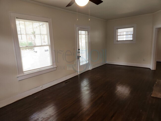 Foto del edificio - This Hillcrest Bungalow is just what you w...