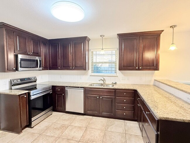 Foto del edificio - 3-Bedroom Pool Home - Half-Acre Lot