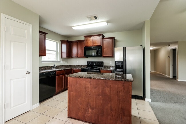 Foto del edificio - 4810 Tulip Trail Ln