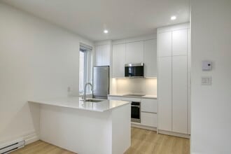 Building Photo - 2045 Rue Lambert-Closse