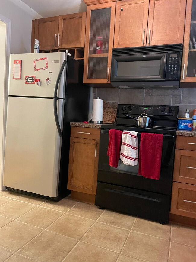 Kitchen - 1055 Baxter St