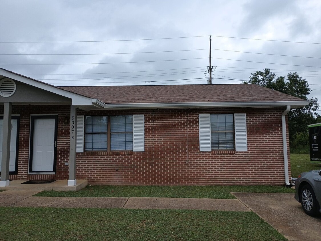 Primary Photo - 5007B N. Moore Lane