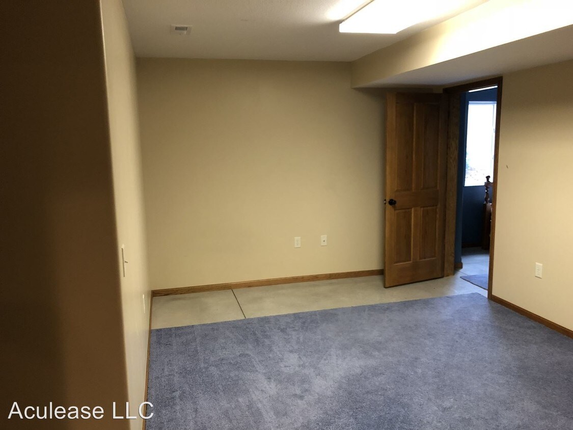 Building Photo - 513 S Randall Ave