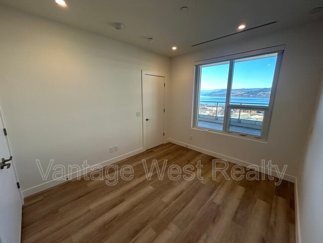 Building Photo - 3340-3340 Lakeshore Rd