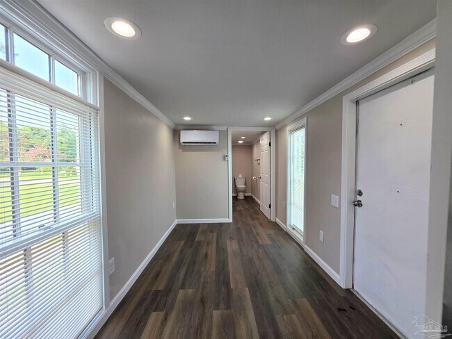 Foto del edificio - 8676 Sharon Ln