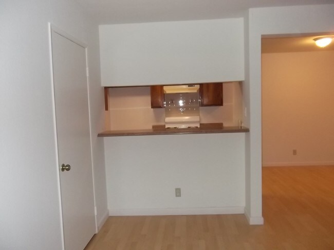 Interior Photo - 1136 Winchester Ave