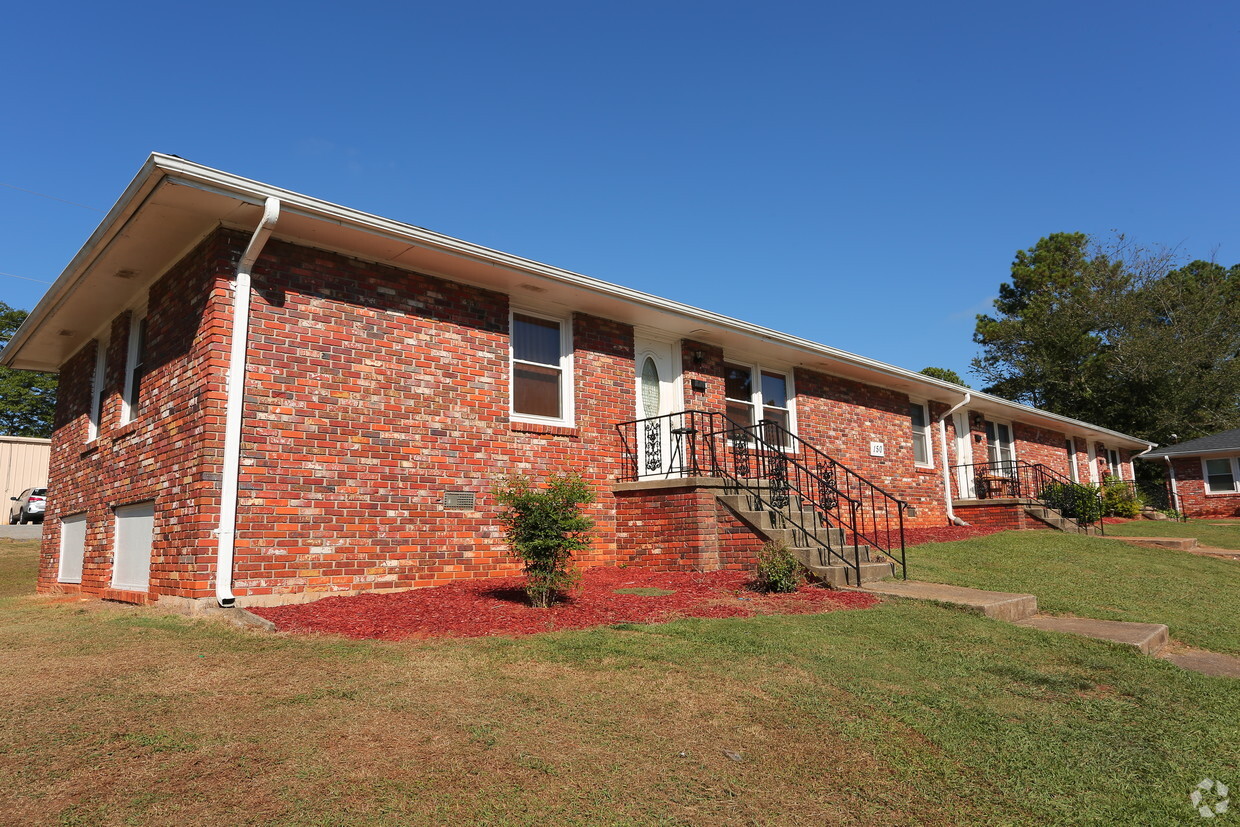 Building Photo - Forest Oaks