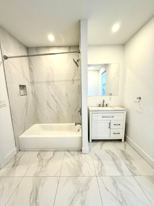 Building Photo - Large Fully Renovated 3Br-2 Full bath apartment!