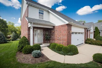 Building Photo - 8947 Hilltop Manor Dr