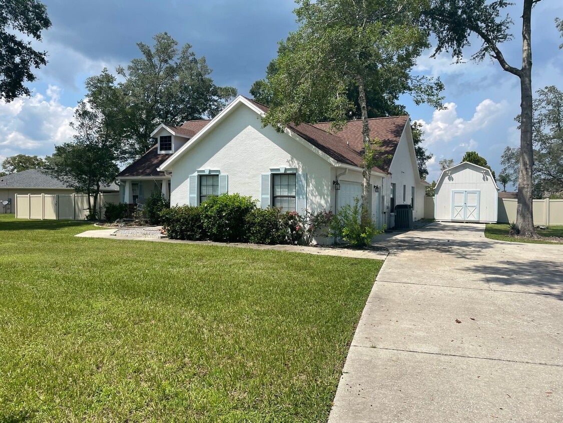 Foto principal - Spacious 4-Bedroom Pool Home – 2 Primary S...
