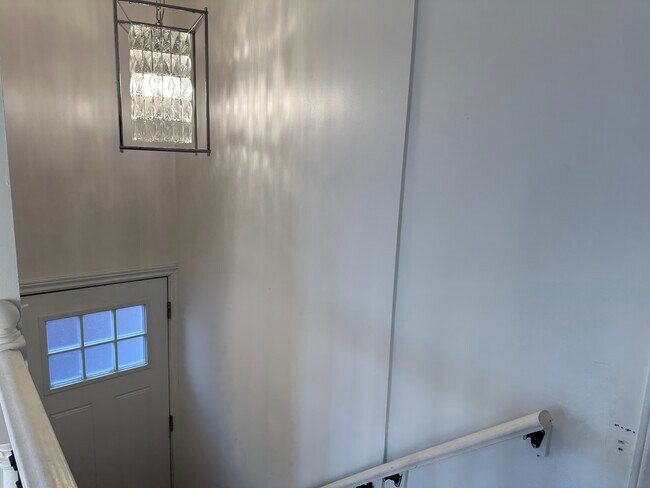 Photo du bâtiment - Spacious Main Floor Bungalow! (2+Den, 1 Bath)