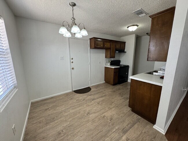 Foto del edificio - Well Maintained 2 bedroom 1 bath