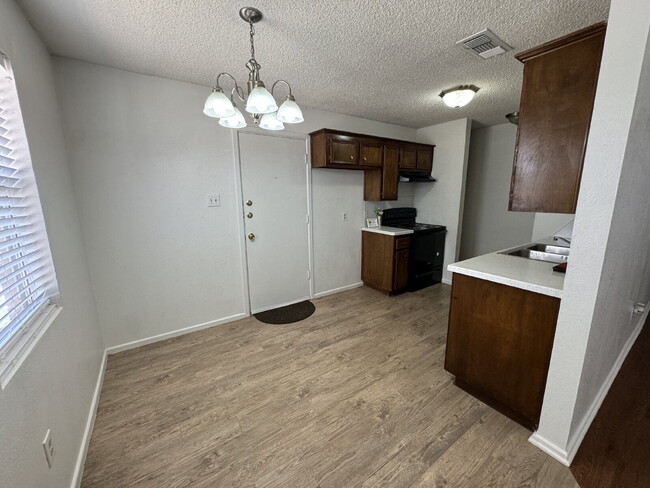 Building Photo - Well Maintained 2 bedroom 1 bath