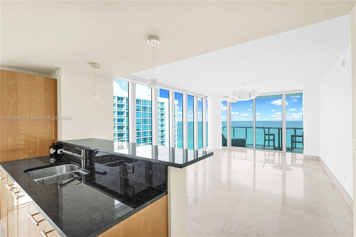 Foto principal - 6799 Collins Ave