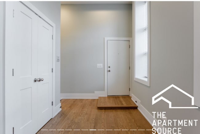 Building Photo - 2057 W Dickens Ave