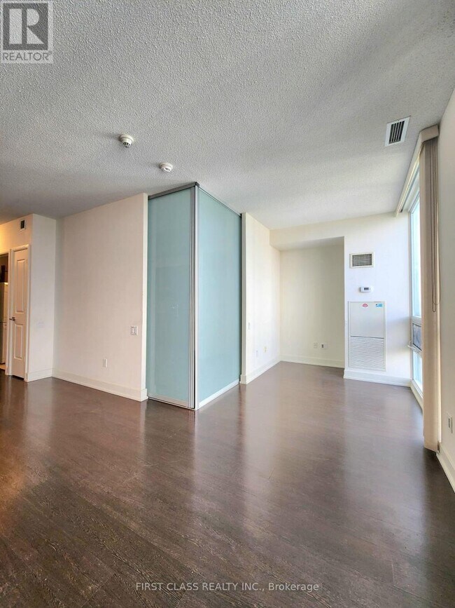 Photo du bâtiment - 23 Sheppard Ave E