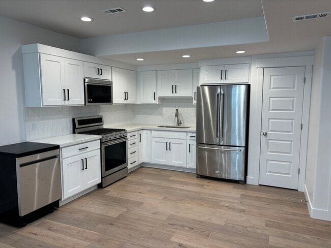 Building Photo - 13326 S Henning Cir
