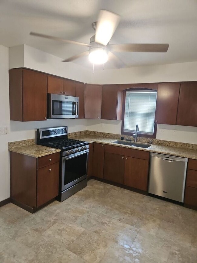 Foto del edificio - Cozy Des Moines Home with Covered Patio & ...