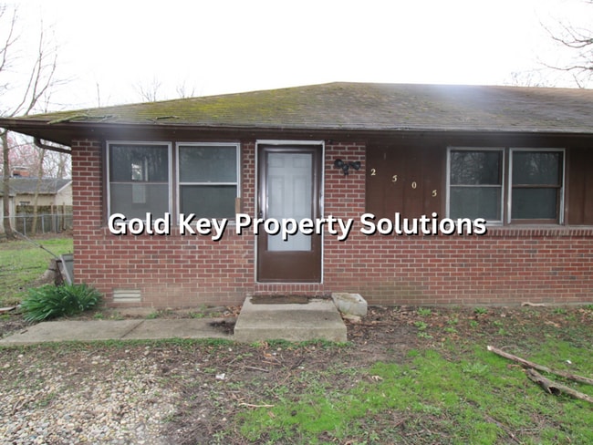 Building Photo - Secluded 2 BR 1 BA Duplex (No Section 8)