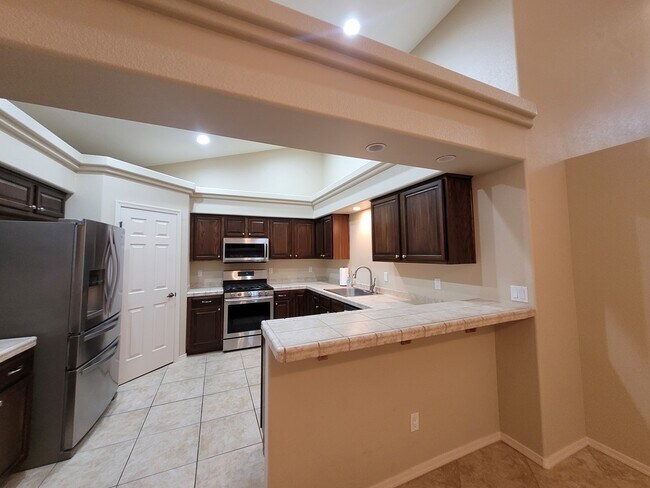 Building Photo - 2775 Country Club Dr
