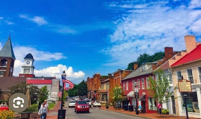 Building Photo - 305 W Main St