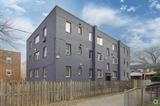 Front - 1907 18th St SE