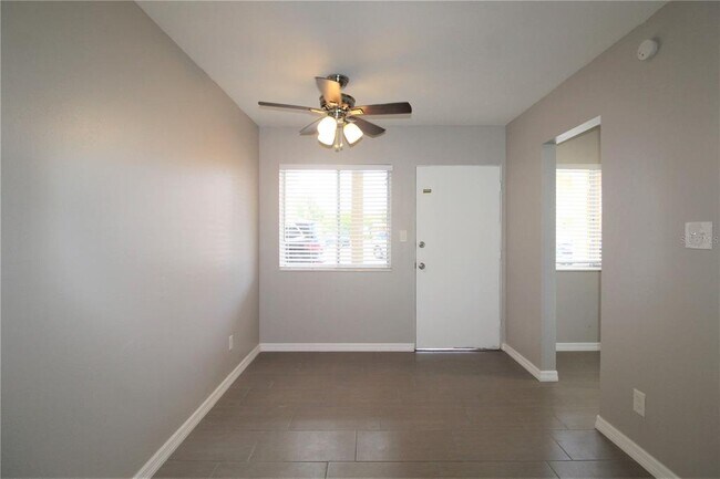 Foto del edificio - 3001 Bee Ridge Rd