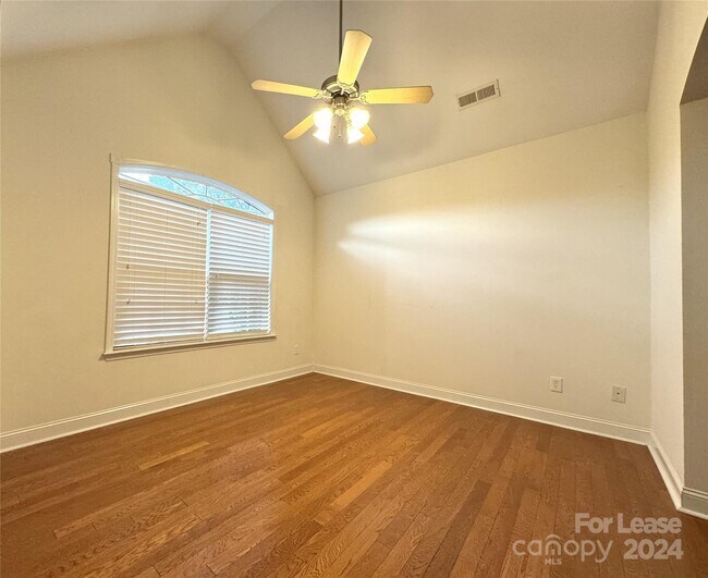 Building Photo - 834 Juanita Dr SW