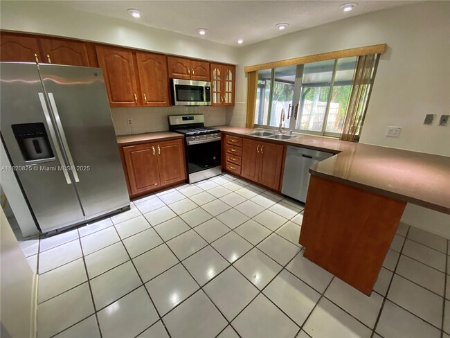 Building Photo - 8250 Southampton Dr