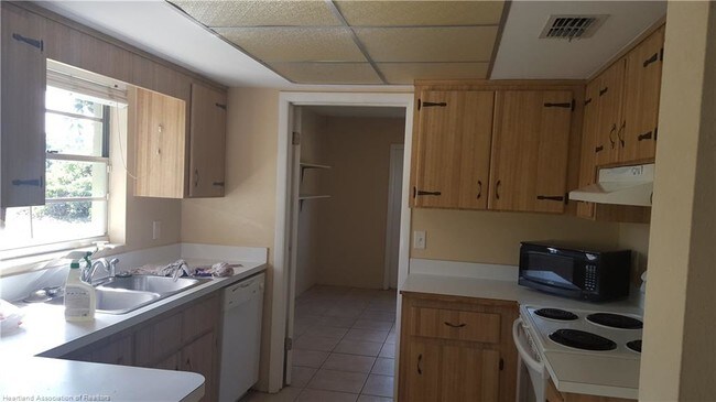 Foto del edificio - 713 Kemper Ave