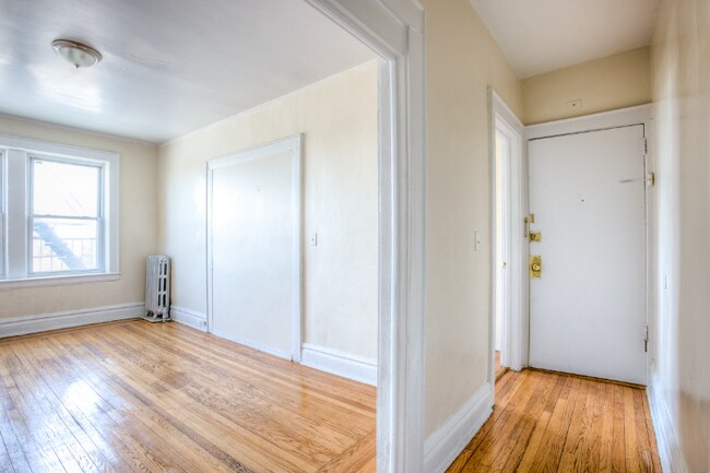 Building Photo - 10 S Grove St
