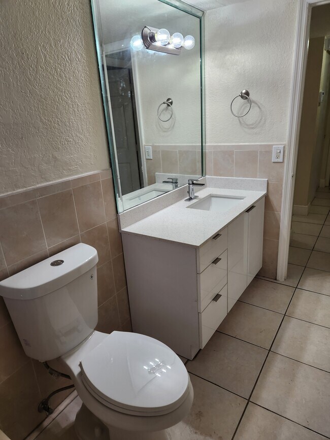 Foto del edificio - 9950 N Kendall Dr