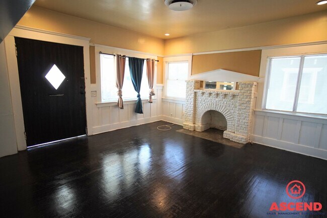 Building Photo - Cute Home MOVE IN SPECIAL Located Downtown!