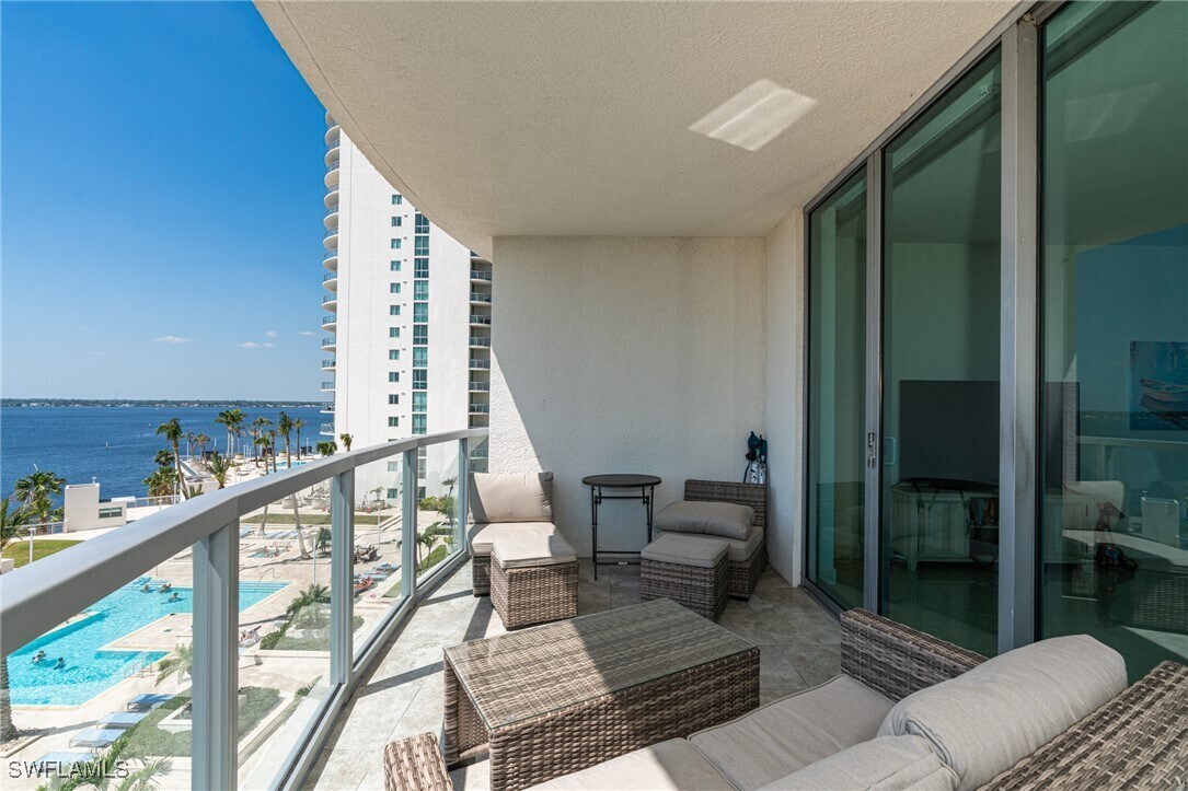 Foto principal - 3000 Oasis Grand Blvd