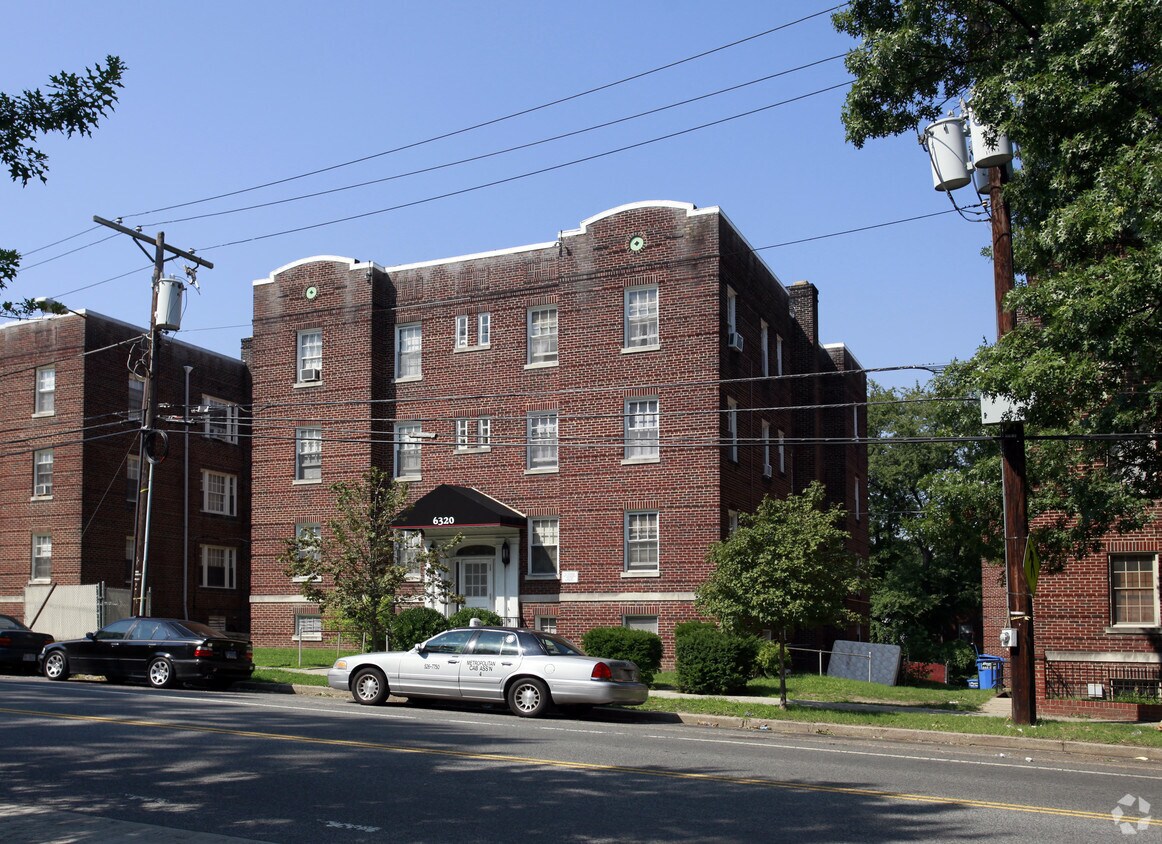 Foto principal - 6320 14th St NW