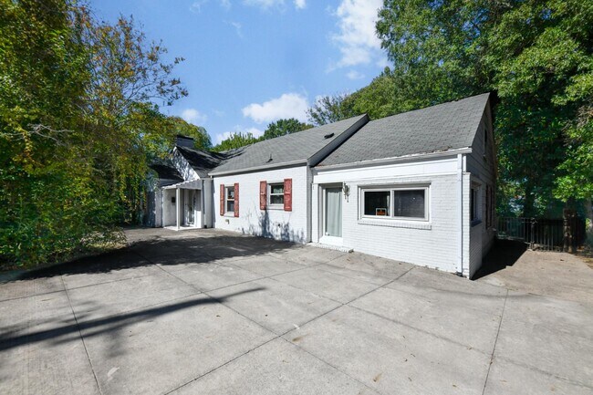 Foto del edificio - 1802 W Friendly Ave