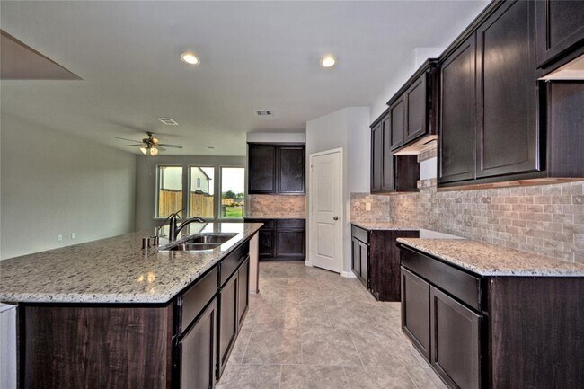 Foto del edificio - 3332 Rainflower Springs Ln