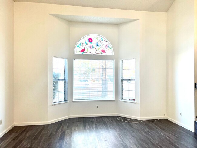 Building Photo - NW 3 bedroom with loft!