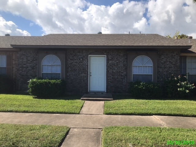 Primary Photo - 3 BEDROOM 2 BATH PATIO HOME WITH 1140 SF