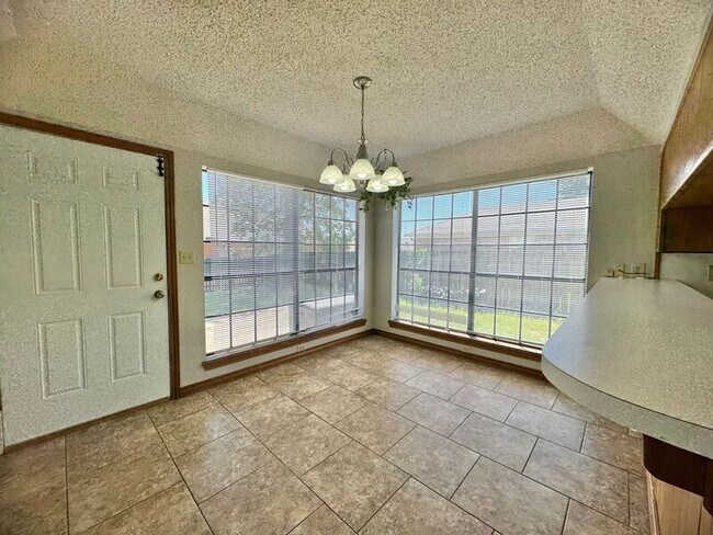 Building Photo - 20 Fernwood Dr