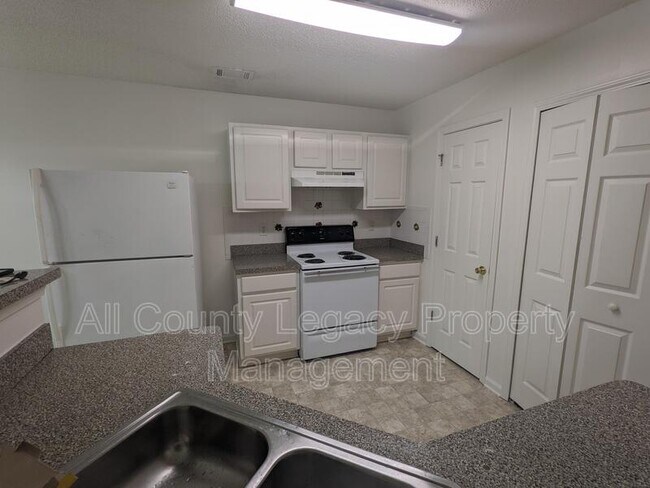 Building Photo - 834 Hillandale Ln